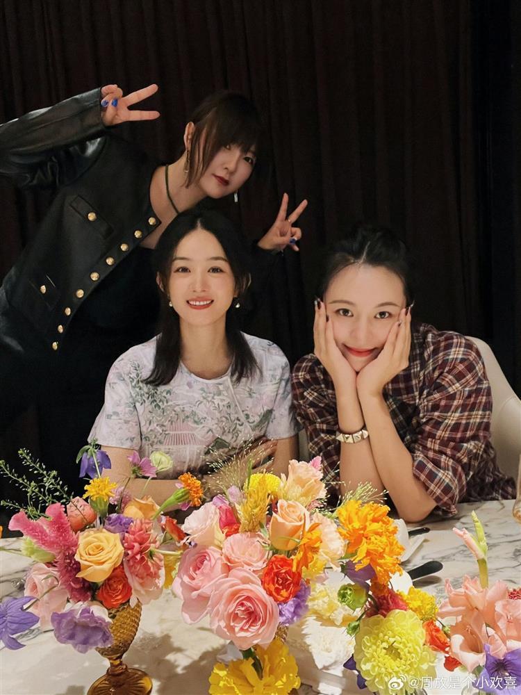 Triệu Lệ Dĩnh đón sinh nhật tuổi 36 bên hội bạn thân, gây sốc vì visual càng ngày càng đẹp-3