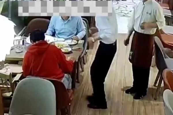 Màn ăn vạ kỳ quặc khi đụng xe khiến nữ tài xế thành trò cười-3