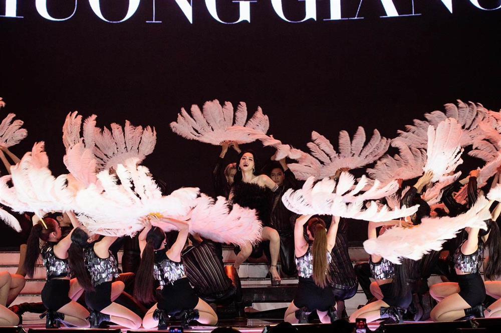 Màn trình diễn của Hương Giang, Hồ Ngọc Hà tại The New Mentor bị tố đạo nhái BLACKPINK, BoA-6