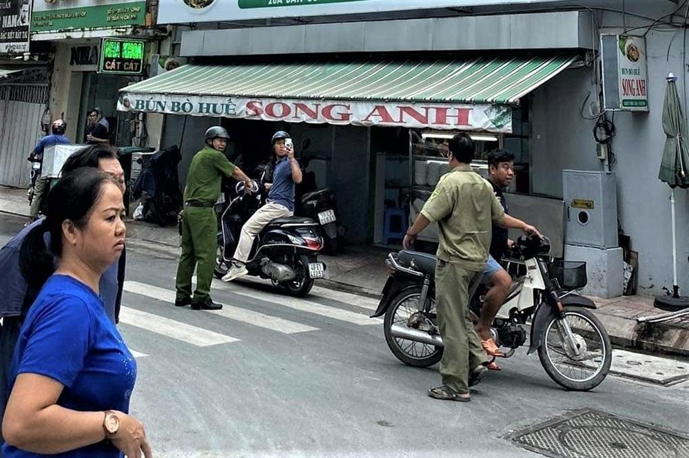 Gã trai cầm dao đuổi chém khách trong quán cà phê rồi tự sát-1