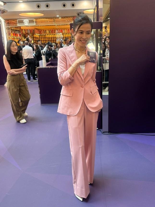 Tuyên Huyên sống độc thân, giàu có ở tuổi 53-1