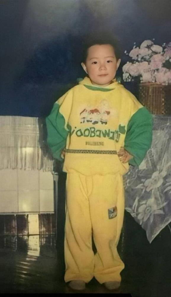 Lộ hình ảnh hồi nhỏ của Tiêu Chiến, cư dân mạng thốt lên chuẩn mỹ nam Hoa ngữ-1