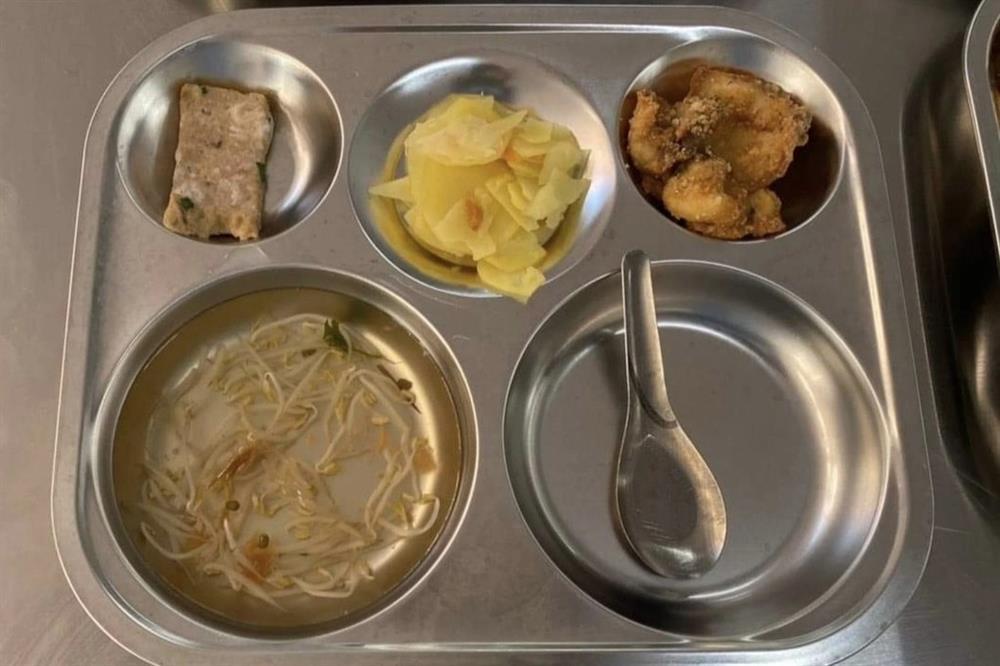 Hà Nội: Suất ăn bán trú 32.000 đồng lèo tèo cá, rau, hiệu trưởng nhận lỗi-1