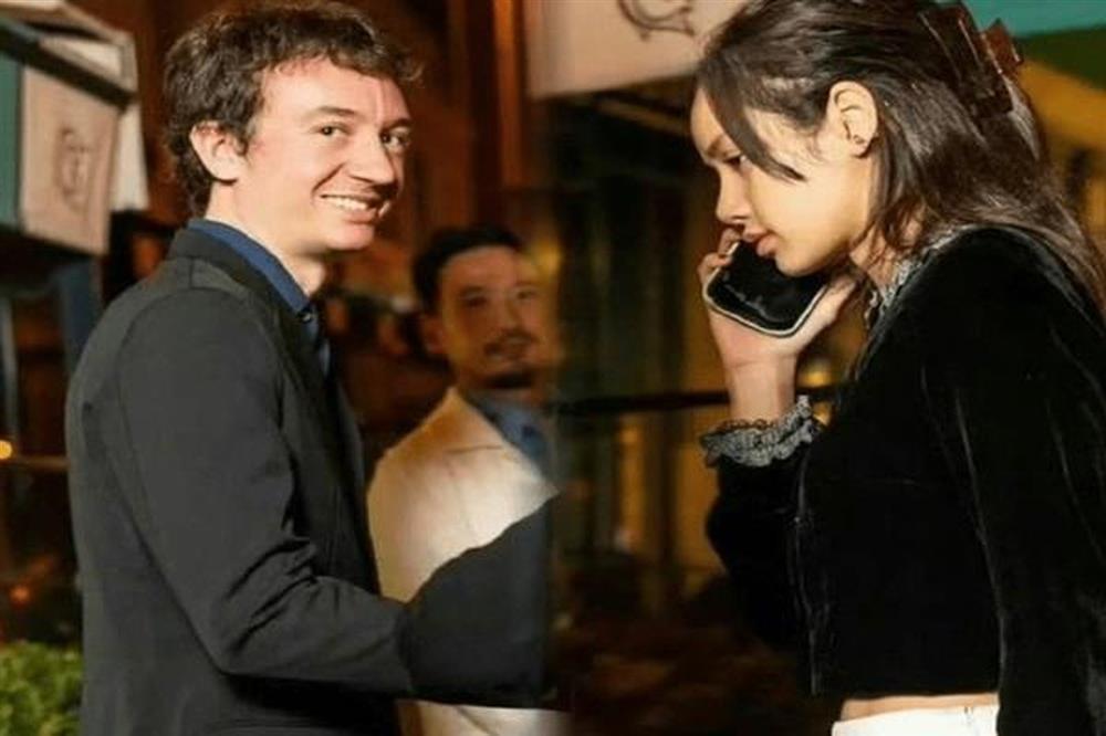 Lisa hạnh phúc bên gia đình, liên tục lộ dấu hiệu hẹn hò bạn trai tỷ phú-3