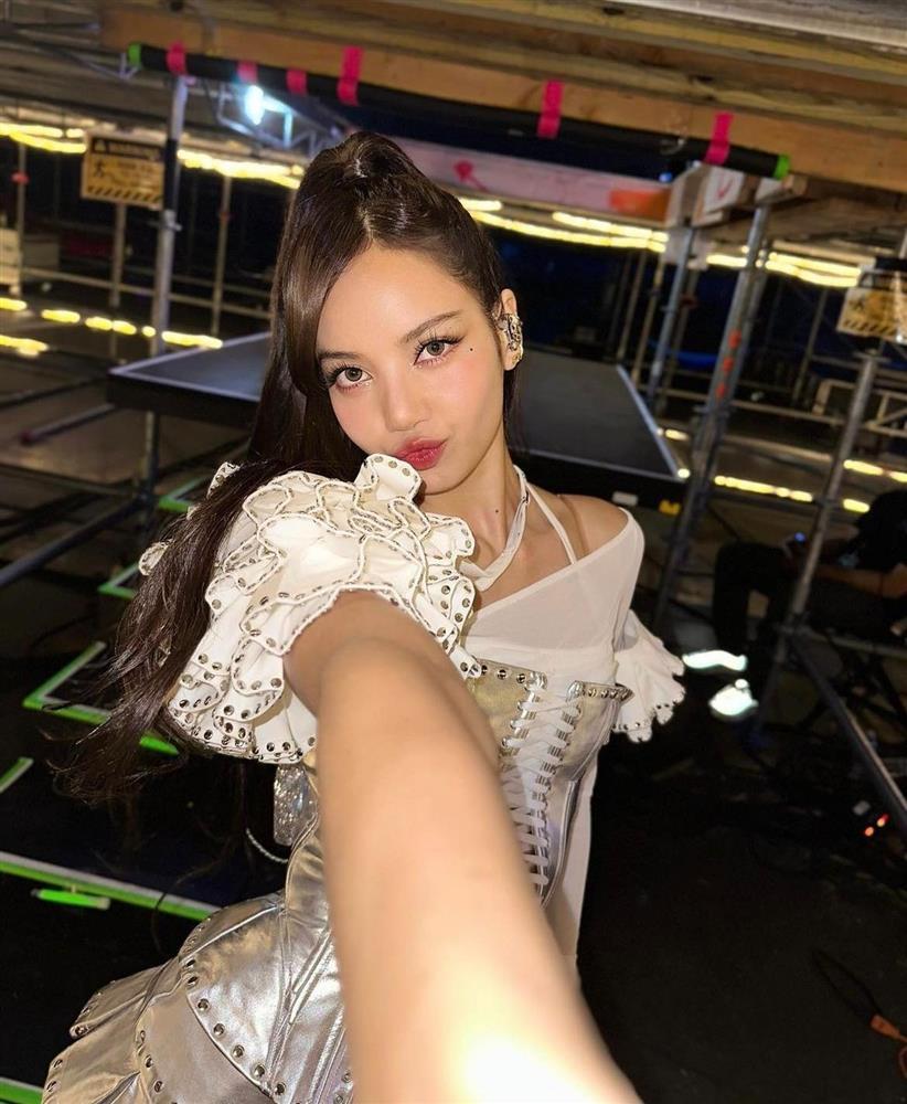 Lisa hạnh phúc bên gia đình, liên tục lộ dấu hiệu hẹn hò bạn trai tỷ phú-5