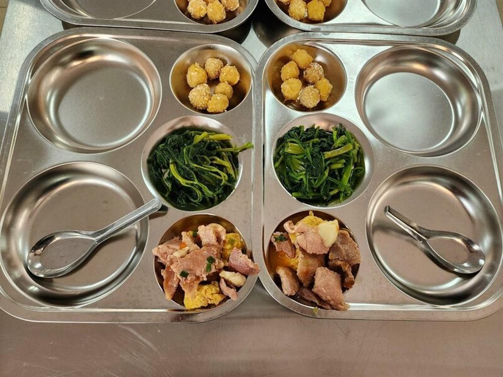 Hà Nội: Suất ăn bán trú 32.000 đồng lèo tèo cá, rau, hiệu trưởng nhận lỗi-2