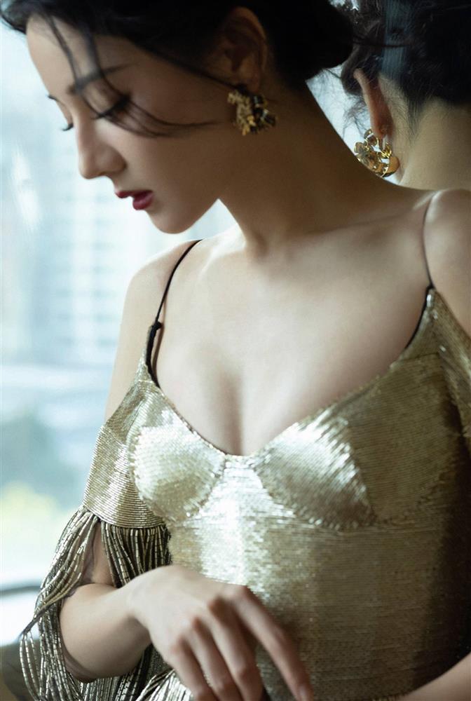 Địch Lệ Nhiệt Ba lên top 1 tìm kiếm nhờ vòng 1 căng tràn, trắng mịn quyến rũ-3