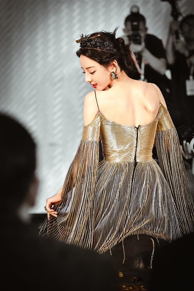 Địch Lệ Nhiệt Ba lên top 1 tìm kiếm nhờ vòng 1 căng tràn, trắng mịn quyến rũ-4