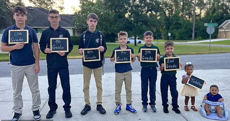 Quen nhau qua mạng, người đàn ông yêu say đắm mẹ đơn thân có 6 đứa con-1