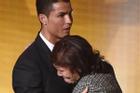Mẹ của Ronaldo bật khóc nức nở khi chứng kiến con trai được vinh danh trước hàng vạn khán giả