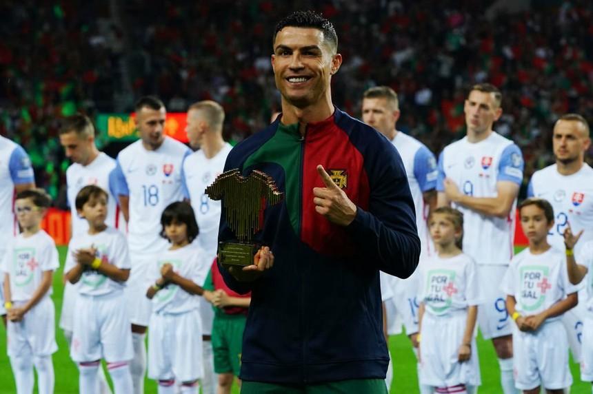 Mẹ của Ronaldo bật khóc nức nở khi chứng kiến con trai được vinh danh trước hàng vạn khán giả-1