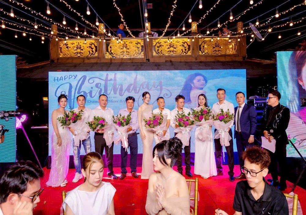 Dương Cẩm Lynh rạng rỡ đón tuổi mới-5