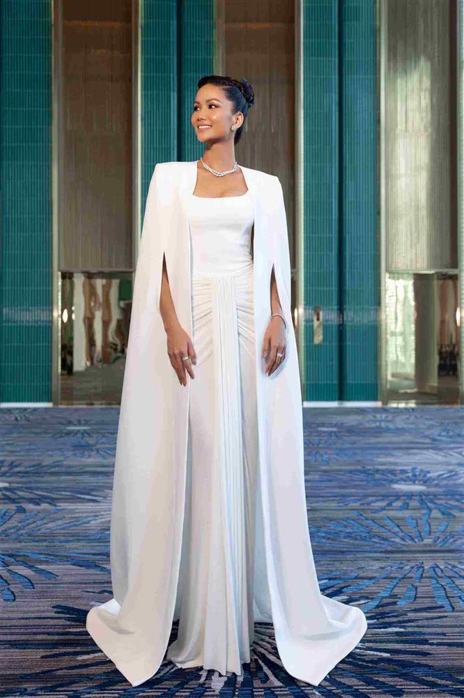 Vì sao kiểu váy đơn giản nuột nà này được lòng nhiều sao Việt đến thế?-2