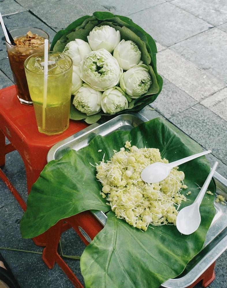 Khách TPHCM mê mùi hoa sữa, thích thú mặc áo len dạo phố Hà Nội-2