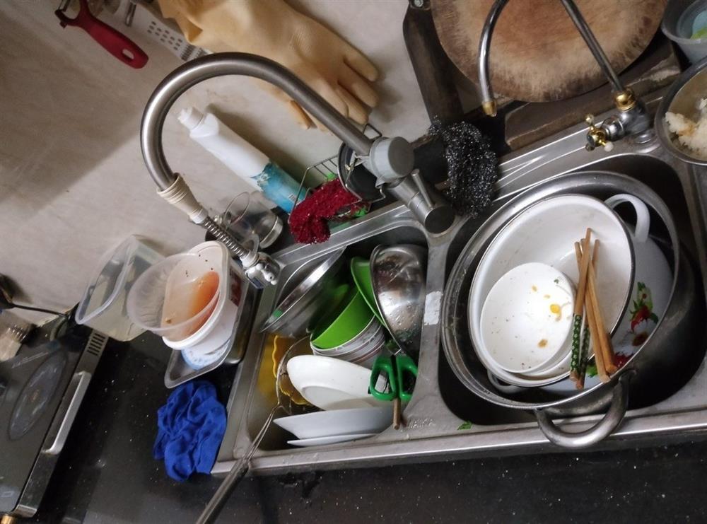 Bị cắt nước, dân chung cư Hà Nội nhịn tắm, giữ nước đánh răng tái sử dụng-2