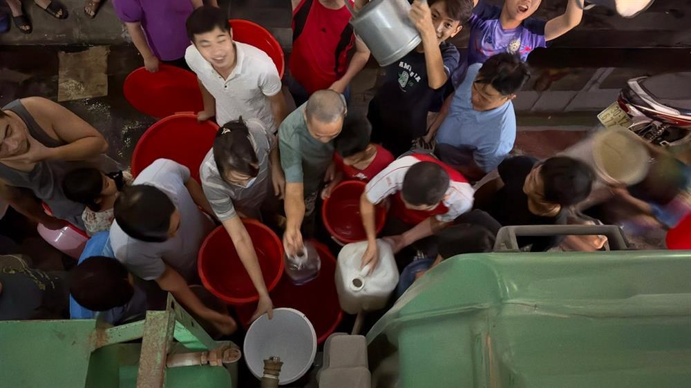 Bị cắt nước, dân chung cư Hà Nội nhịn tắm, giữ nước đánh răng tái sử dụng-5
