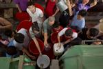 Bị cắt nước, dân chung cư Hà Nội nhịn tắm, giữ nước đánh răng tái sử dụng