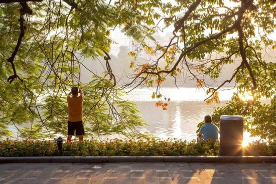 Khách TPHCM mê mùi hoa sữa, thích thú mặc áo len dạo phố Hà Nội