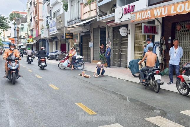 Hãi hùng lời kể của nhân chứng vụ thanh niên khỏa thân chém 3 người rồi tự sát ở TPHCM-1