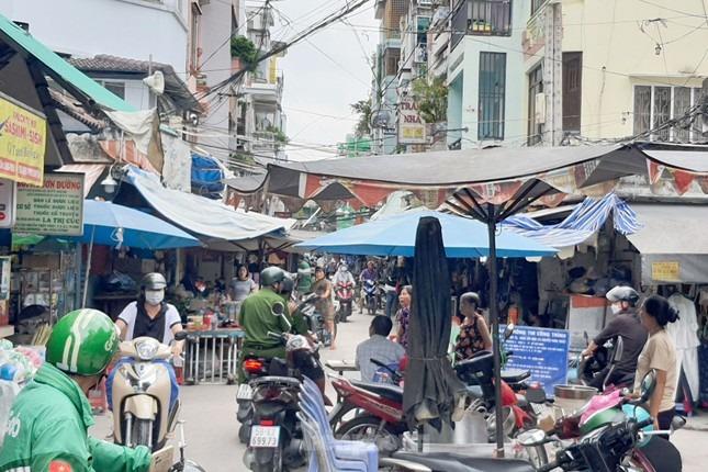 Hãi hùng lời kể của nhân chứng vụ thanh niên khỏa thân chém 3 người rồi tự sát ở TPHCM-4