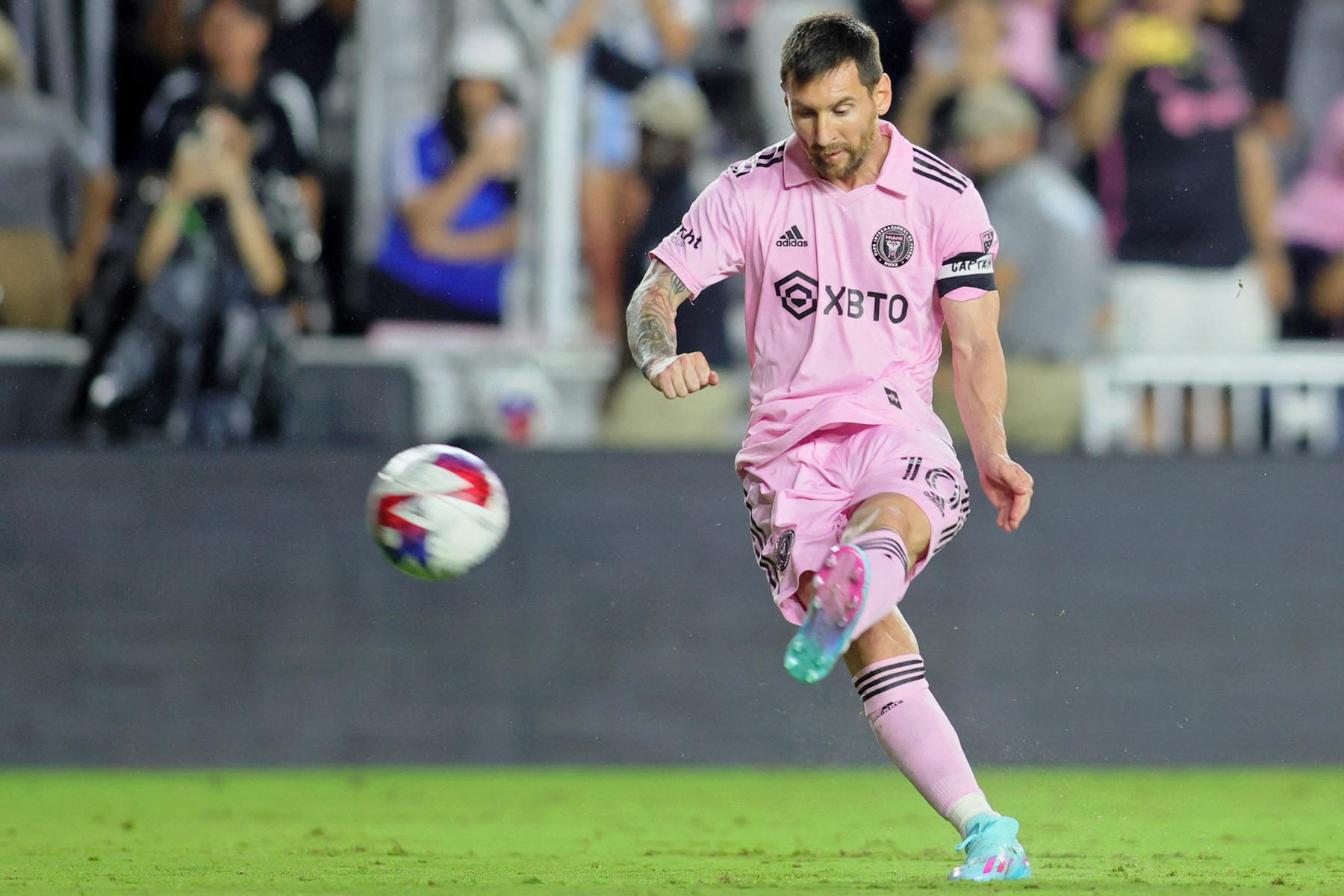 Top 11 cầu thủ kiếm tiền 2023: Ronaldo và Messi áp đảo-11