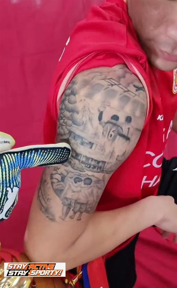 Cựu tuyển thủ Việt Nam gây sốt với hình xăm khắc họa tuổi thơ cùng thủ môn Bùi Tiến Dũng-1