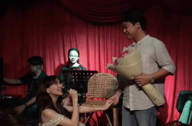 Hòa Minzy bất ngờ được cầu hôn trên sân khấu?-1