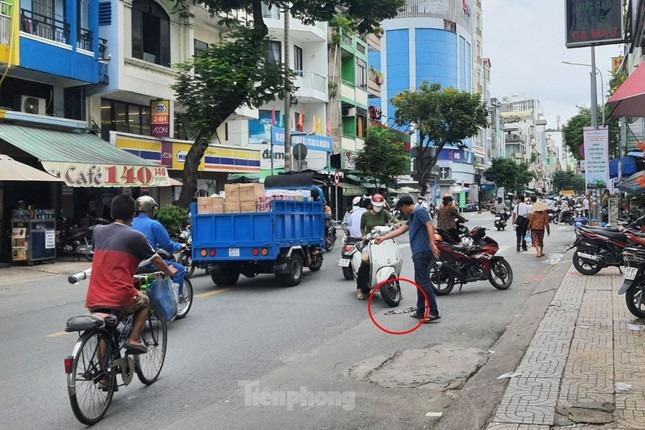 6 người bị thương trong vụ thanh niên khỏa thân vô cớ chém người ở TPHCM-2