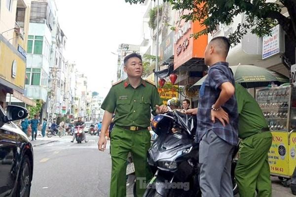 Vụ gã trai khỏa thân chém nhiều người ở TPHCM: Hồi sức nạn nhân bị cắt cổ-3