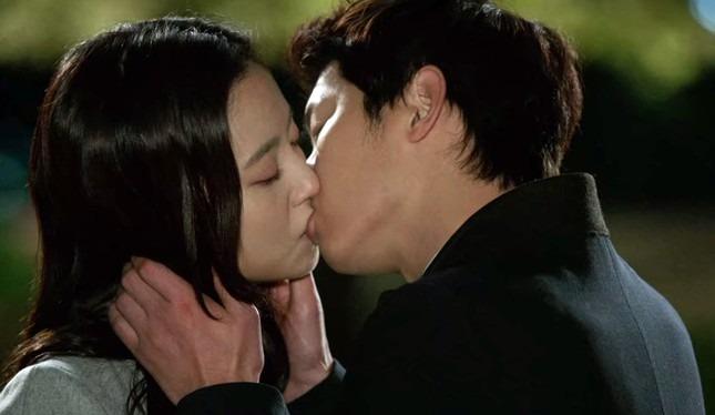 Nữ diễn viên kiện vì tin đồn không đánh răng khi đóng cảnh hôn-2