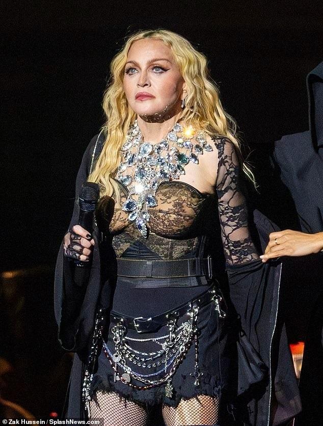 Khán giả phản cảm với màn biểu diễn gợi dục của Madonna-3