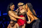 Ca sĩ Madonna ngã sõng soài trên sân khấu vì sự cố bất ngờ-3
