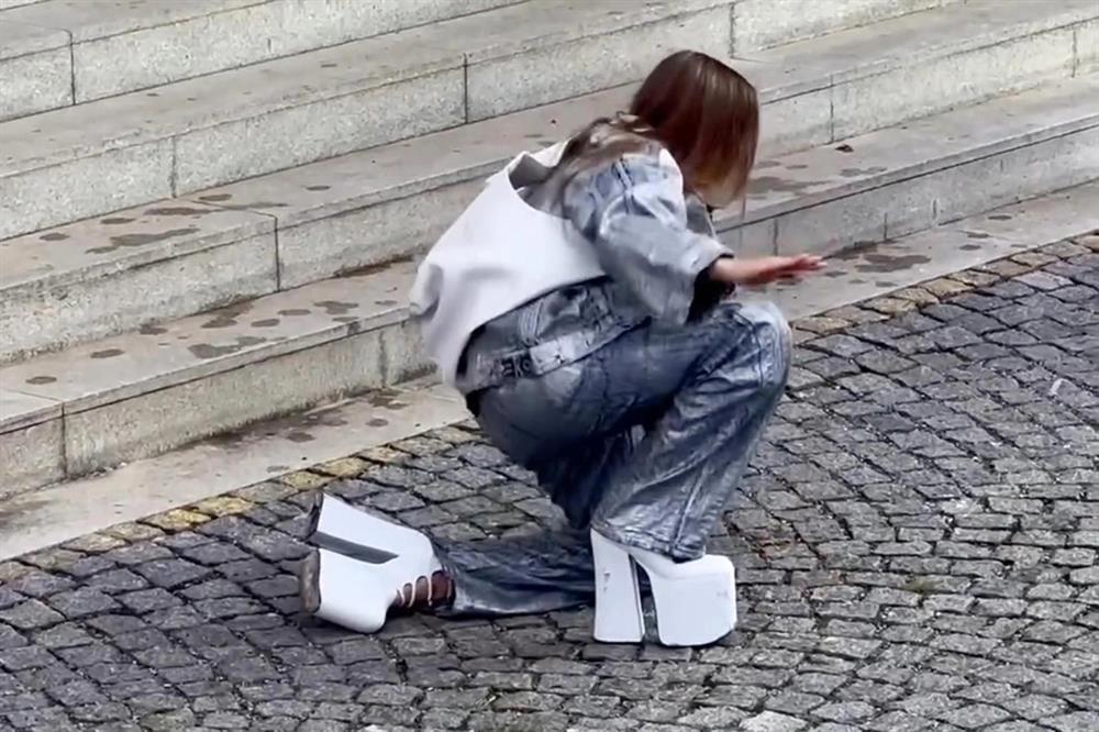 Tranh cãi việc người mẫu phải ngã lộn nhào để quảng cáo thời trang-1