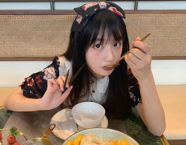 Cặp chị em sinh đôi nhưng ngoại hình như cách nhau 10 tuổi vì 2 thói quen-3