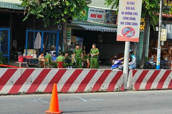 Xe máy kẹp ba tông trụ đèn chiếu sáng, 3 người tử vong