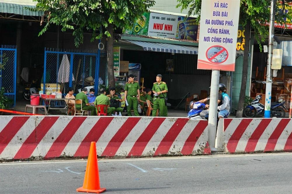 Xe máy kẹp ba tông trụ đèn chiếu sáng, 3 người tử vong-1