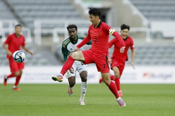 Va chạm với Son Heung Min, Bùi Hoàng Việt Anh nhận thẻ đỏ oan ức?-2