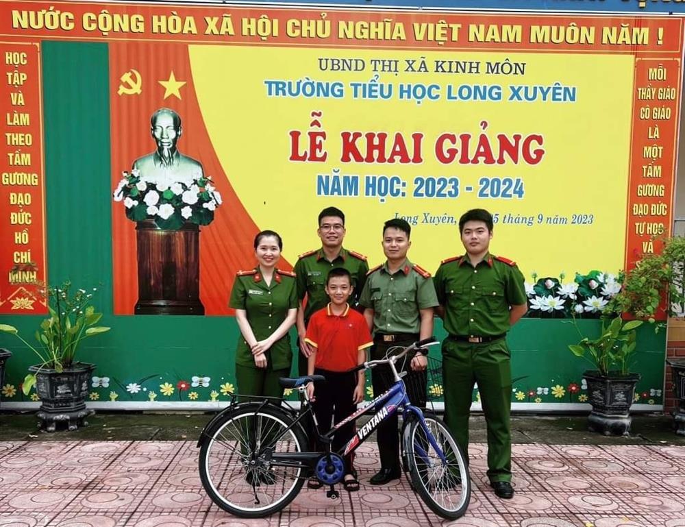 Những đứa bé mồ côi tự hào khoe với bạn: Bố tớ là công an-10