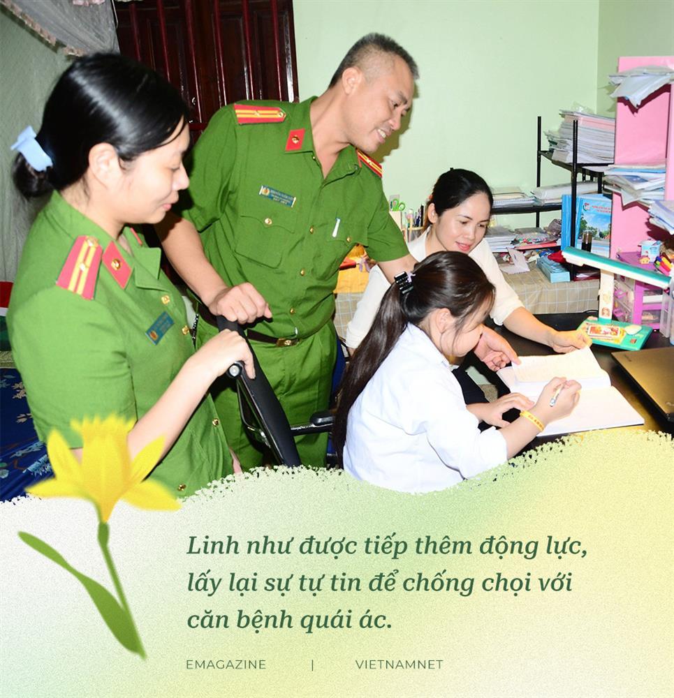 Những đứa bé mồ côi tự hào khoe với bạn: Bố tớ là công an-3