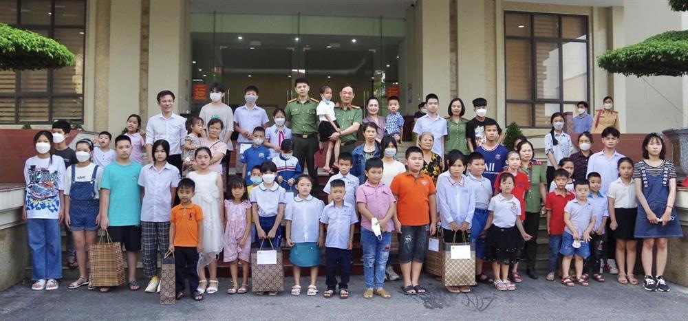 Những đứa bé mồ côi tự hào khoe với bạn: Bố tớ là công an-8