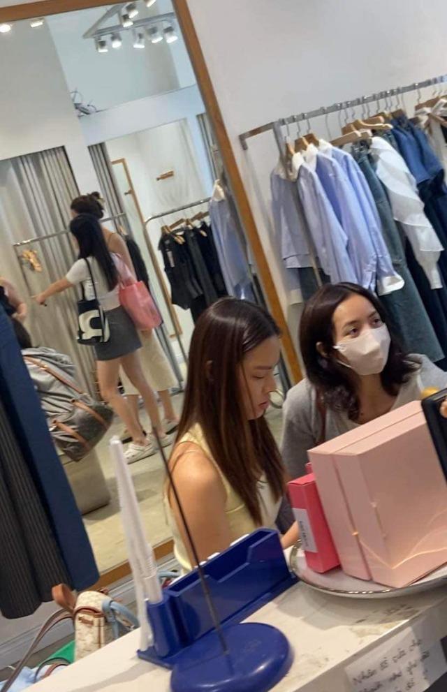 Lan truyền thông tin Lisa (BLACKPINK) đến Việt Nam mua sắm-1