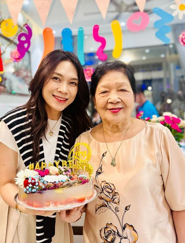 Ba mẹ ruột Mỹ Tâm trẻ trung bên con cháu, tận hưởng cuộc sống tuổi xế chiều-3