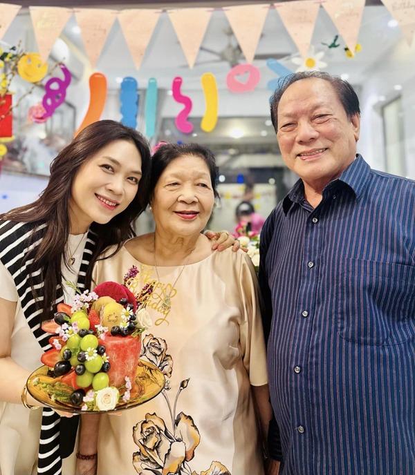 Ba mẹ ruột Mỹ Tâm trẻ trung bên con cháu, tận hưởng cuộc sống tuổi xế chiều-4