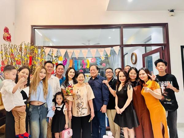 Ba mẹ ruột Mỹ Tâm trẻ trung bên con cháu, tận hưởng cuộc sống tuổi xế chiều-5