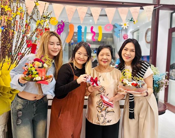Ba mẹ ruột Mỹ Tâm trẻ trung bên con cháu, tận hưởng cuộc sống tuổi xế chiều-7