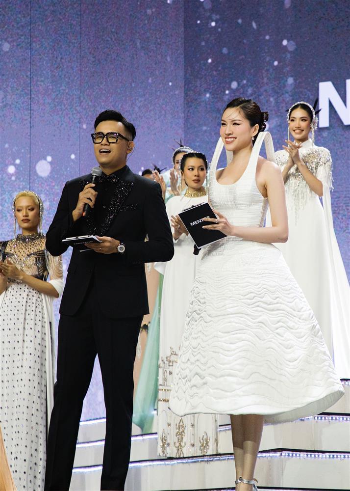 Váy dựng đứng của MC Thanh Thanh Huyền bị dân mạng đòi phơi khô, chủ nhân bộ đầm nói gì?-1