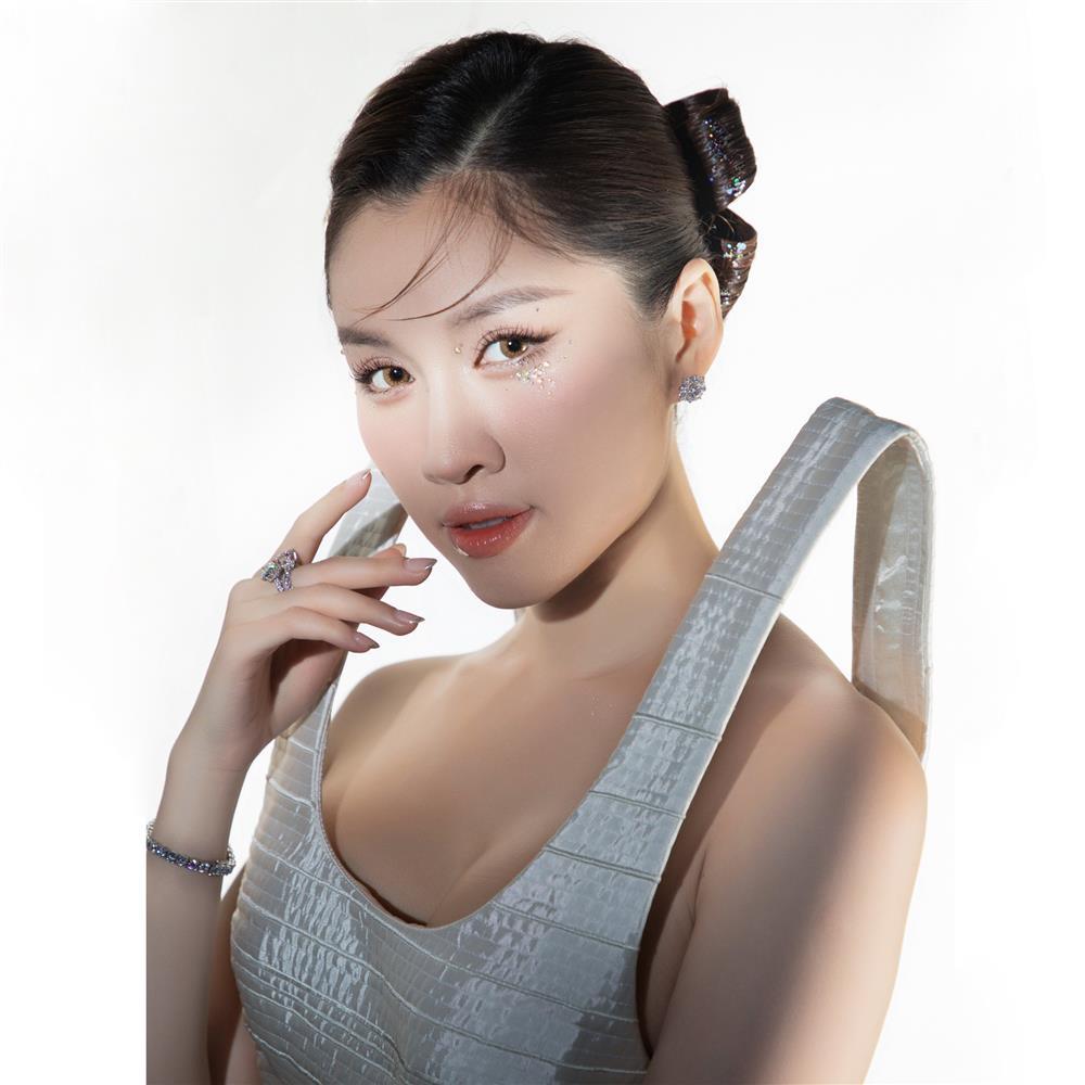 Váy dựng đứng của MC Thanh Thanh Huyền bị dân mạng đòi phơi khô, chủ nhân bộ đầm nói gì?-2