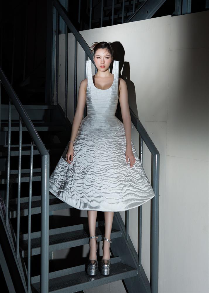 Váy dựng đứng của MC Thanh Thanh Huyền bị dân mạng đòi phơi khô, chủ nhân bộ đầm nói gì?-4