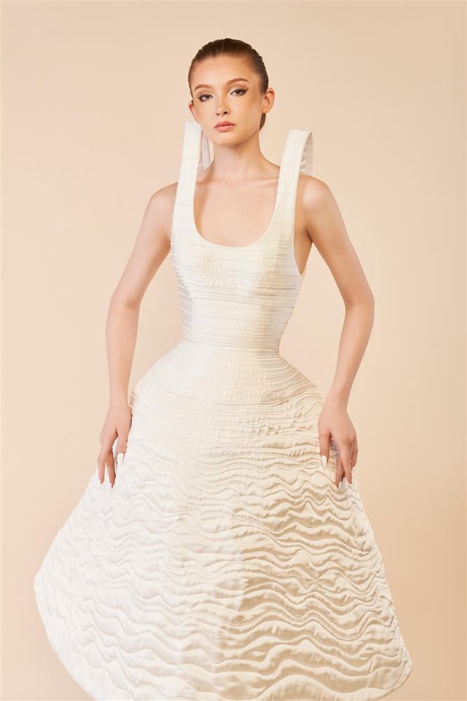 Váy dựng đứng của MC Thanh Thanh Huyền bị dân mạng đòi phơi khô, chủ nhân bộ đầm nói gì?-7