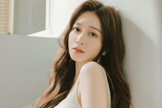 Nữ ca sĩ Nhật Bản bị bạo hành, nhốt trong chuồng chó